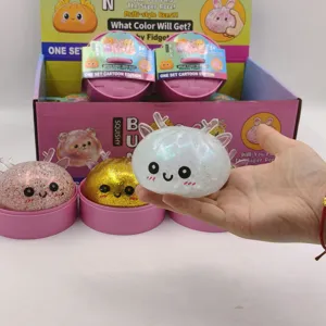 Κοντινό πλάνο παιχνιδιού squishy τάρανδος με γκλίτερ στο χέρι με τη συσκευασία λιανικής