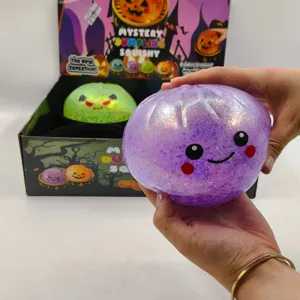 Vue détaillée d'un squishy de boulette d'Halloween violet pailleté tenu à la main