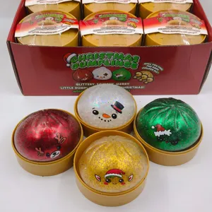Gros plan de quatre jouets squishy en forme de raviolis de Noël pailletés : rouge, vert, blanc, or.