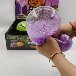 Gros plan d'un jouet antistress d'Halloween violet à paillettes montrant texture et élasticité