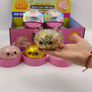 Λεπτομερής προβολή ενός παιχνιδιού squishy ελαφιού με πολύχρωμες χάντρες που λάμπουν.