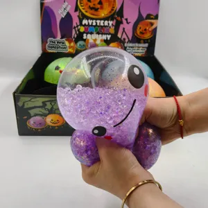 Gros plan d'un jouet antistress d'Halloween violet pressé montrant des billes