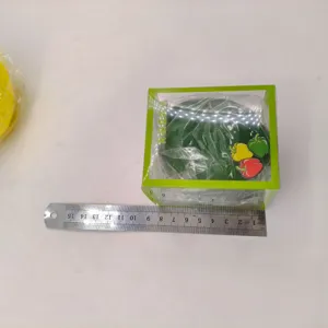 Gedetailleerde afmetingen van een groene paprika stressspeeltje met een liniaal