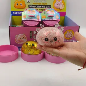 Κοντινό πλάνο ενός ροζ παιχνιδιού squishy τάρανδος με γκλίτερ στο χέρι