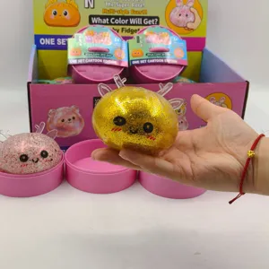 Κοντινό πλάνο χρυσού glitter τάρανδου squishy παιχνιδιού για ανακούφιση από άγχος