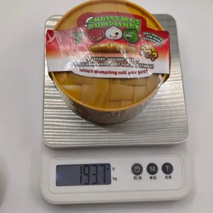 Vue rapprochée du poids de 193,7 g d'un ensemble de jouets squishy de Noël sur balance.