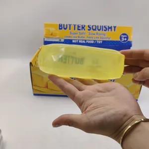 Detailansicht eines gelben, langsam aufsteigenden Butter-Squishy-Spielzeugs gegen Stress.
