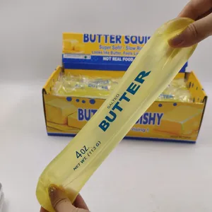 Detailansicht eines gelben Butter-Squishy-Spielzeugs zum Stressabbau beim Dehnen