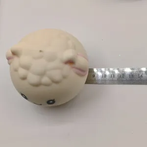 Λεπτομερής προβολή ενός χαριτωμένου squishy προβάτου που μετράται με μεταλλικό χάρακα