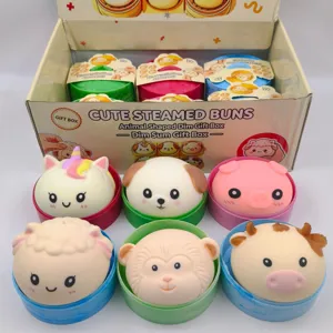 Λεπτομερής προβολή διαφόρων παιχνιδιών squishy με ζώα σε πολύχρωμη συσκευασία δώρου.