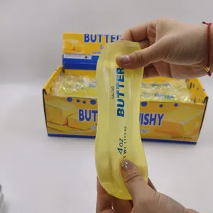 Hände drücken ein transparentes gelbes Butter-Squishy-Spielzeug zum Stressabbau