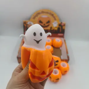 Λεπτομέρεια ενός φαντάσματος Halloween που βγαίνει από ένα παιχνίδι άγχους κολοκύθας