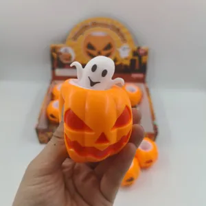 Κοντινό πλάνο παιχνιδιού Halloween κολοκύθα φάντασμα που πιέζεται στο χέρι