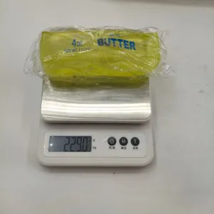 Gewichtsmessung eines realistischen gelben Butter-Slow-Rebound-Squishy-Spielzeugs.