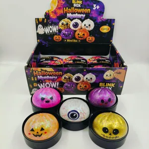 Nahaufnahme von farbenfrohen, glitzernden Halloween-Quetschspielzeugen in Kürbis- und Augenform
