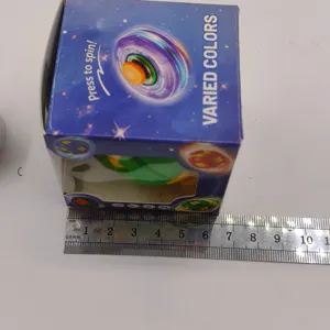 Detaillierte Größenmessung eines leuchtenden Fidget Spinner Spielzeugs in blauer Verpackung