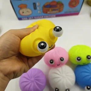 Primer plano de un colorido juguete antiestrés con forma de bola de masa apretada a mano.