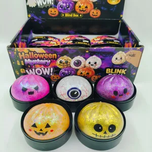 Nahaufnahme von Halloween-Glitzer-Quetschspielzeugen in Mystery-Blindbox-Verpackung