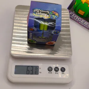 Detaillierte Gewichtsmessung von 63,1 g für ein Fidget Spinning Ball Spielzeug in Box