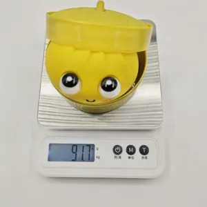 Medición de peso que muestra el juguete de presión de bollo al vapor amarillo a 91,7 g