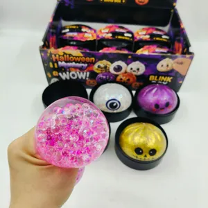 Nahaufnahme eines rosafarbenen Halloween-Quetschspielzeugs mit Wasserperlen im Detail