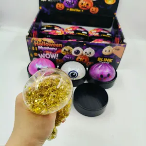 Nahaufnahme eines Halloween-Quetschspielzeugs mit vielen goldenen Perlen im Inneren