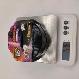 Nahaufnahme eines Halloween Mystery Blind Box Spielzeugs, das Gewicht auf Waage zeigt
