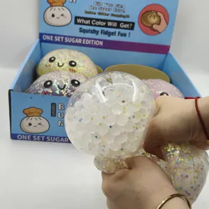 Κοντινό πλάνο από κρυστάλλινο παιχνίδι squishy 15 εκ. με πολύχρωμες χάντρες καρδιές