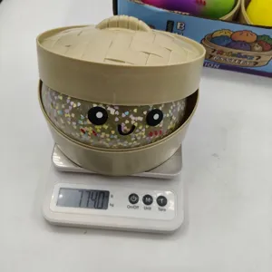 Λεπτομερής προβολή του παιχνιδιού squishy 15cm με καρδιές που ζυγίζεται σε ζυγαριά