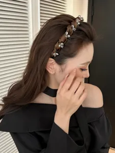 Elegantes braunes Satin-Stirnband mit funkelnden Kristallen in der Seitenansicht am Modell