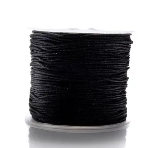 Gedetailleerde weergave van zwarte nylon koordspoel, perfect voor handgemaakte sieradencreaties.
