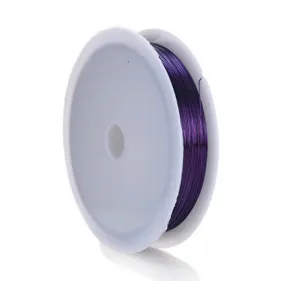 Dettaglio di filo di rame viola per la creazione di gioielli, perline e accessori fai-da-te.