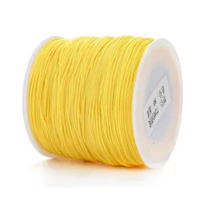 Primo piano del rocchetto di corda giada giallo 72, filo di nylon liscio per creazione di gioielli.
