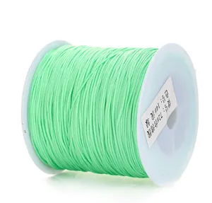 Dettaglio in primo piano del cordino di giada Taiwan n. 72 verde chiaro, filo fai-da-te 0,8 mm.