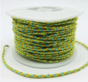 Primer plano de cordón de algodón trenzado colorido con hilos dorados para pulseras.