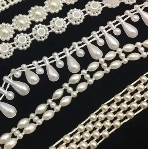 Gedetailleerde close-up van diverse witte ABS-parelafwerkingen en kralenkettingen.