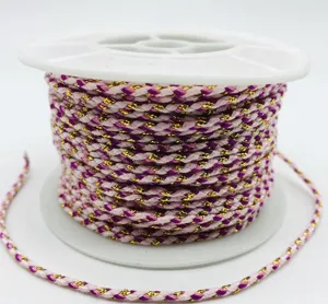 Vista detallada del cordón trenzado metálico de 1,8 mm rosa púrpura oro para pulseras DIY.