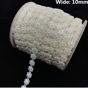 Detail van witte ABS parel bloem rand lint op een rol, 10mm breedte voor knutselwerk.