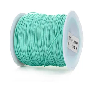 Vista dettagliata della bobina di cordino verde menta, filo da 0.8mm per creazione di gioielli fai da te.