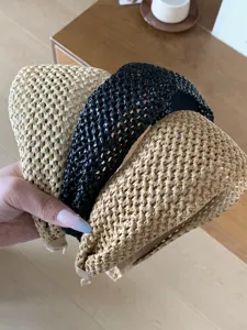 Vue détaillée de trois serre-têtes en paille tressée à la main en noir et beige été