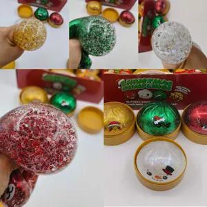 Vue détaillée de jouets anti-stress en forme de raviolis de Noël dans leur boîte