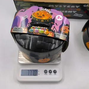 Vue détaillée du jouet squishy d'Halloween de 15 cm pesé sur une balance affichant 177g.