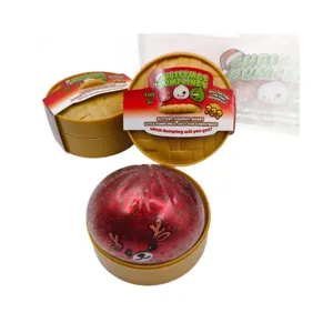 Jouet squishy boulette de Noël à paillettes rouges dans son panier vapeur miniature