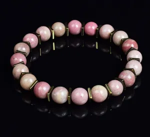 Rosa Edelstein Perlenarmband mit Metallabstandshaltern, elegantes Yoga Schmuck Detail.