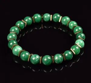 Gruene Perlen Armband mit goldenen Metall-Abstaendern, elegantes Design fuer Alltag und Yoga.
