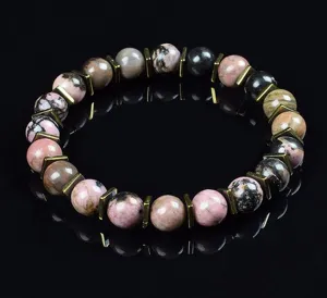 Detailaufnahme des 8mm Naturstein-Perlenarmbands mit eleganten Metall-Abstandshaltern.