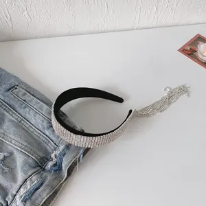 Detailansicht eines funkelnden silbernen Strass-Haarreifs mit eleganten langen Quasten