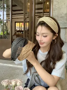 Mannequin montrant des bandeaux en paille tissés à la main pour un style estival chic