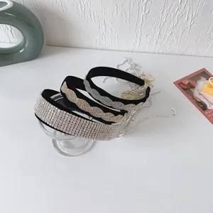 Elegante Samt-Stirnbänder mit aufwendigen Strass-Flechtmustern und Fransenakzenten