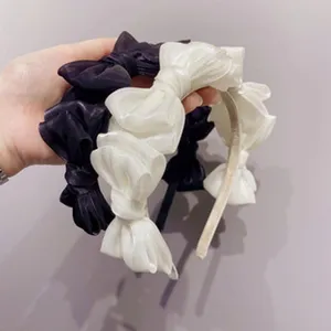 Detailansicht eleganter breiter Haarbänder mit Schleifen aus geschichtetem Organza-Stoff